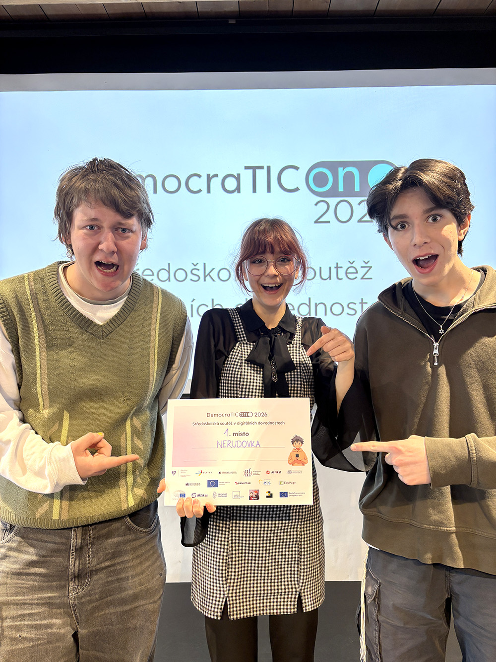 democraticon celostat w4